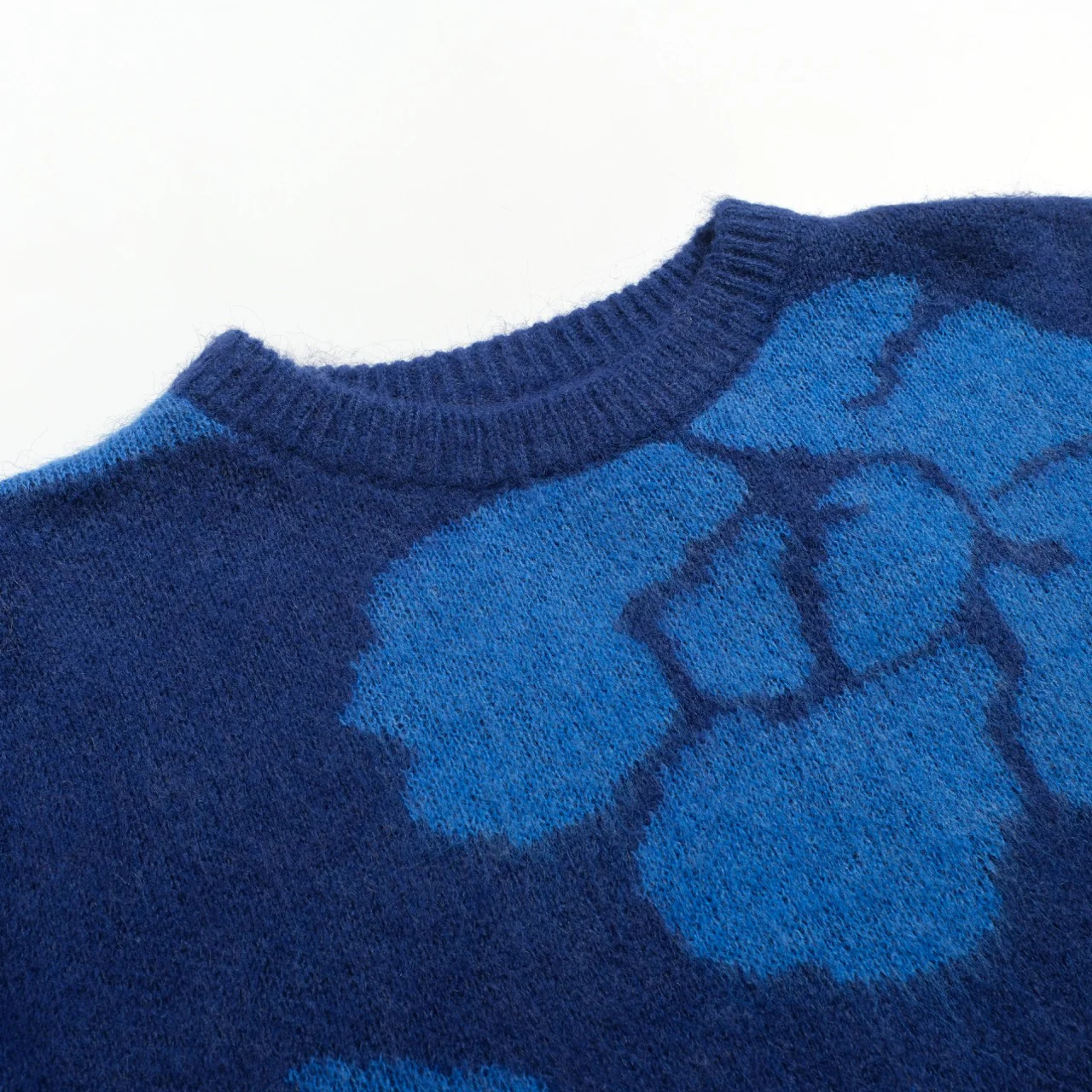 Men's blue floral jacquard plush vintage sweater - Image 4