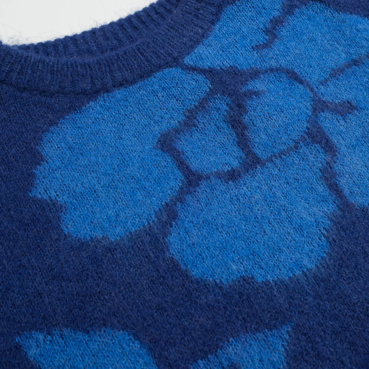 Men's blue floral jacquard plush vintage sweater - Image 6