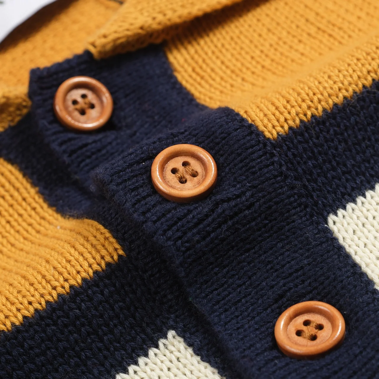 Men's multi-color striped retro-style knitted polo shirt - Image 5