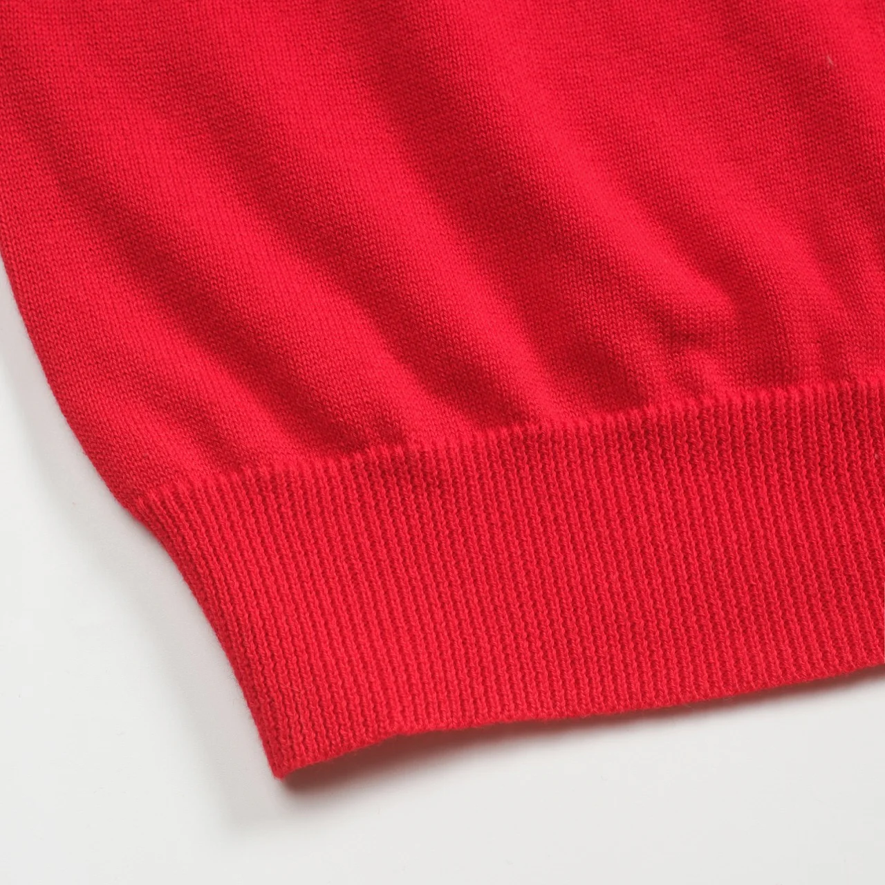 Men's red diamond checked V-neck knitwear - Image 5