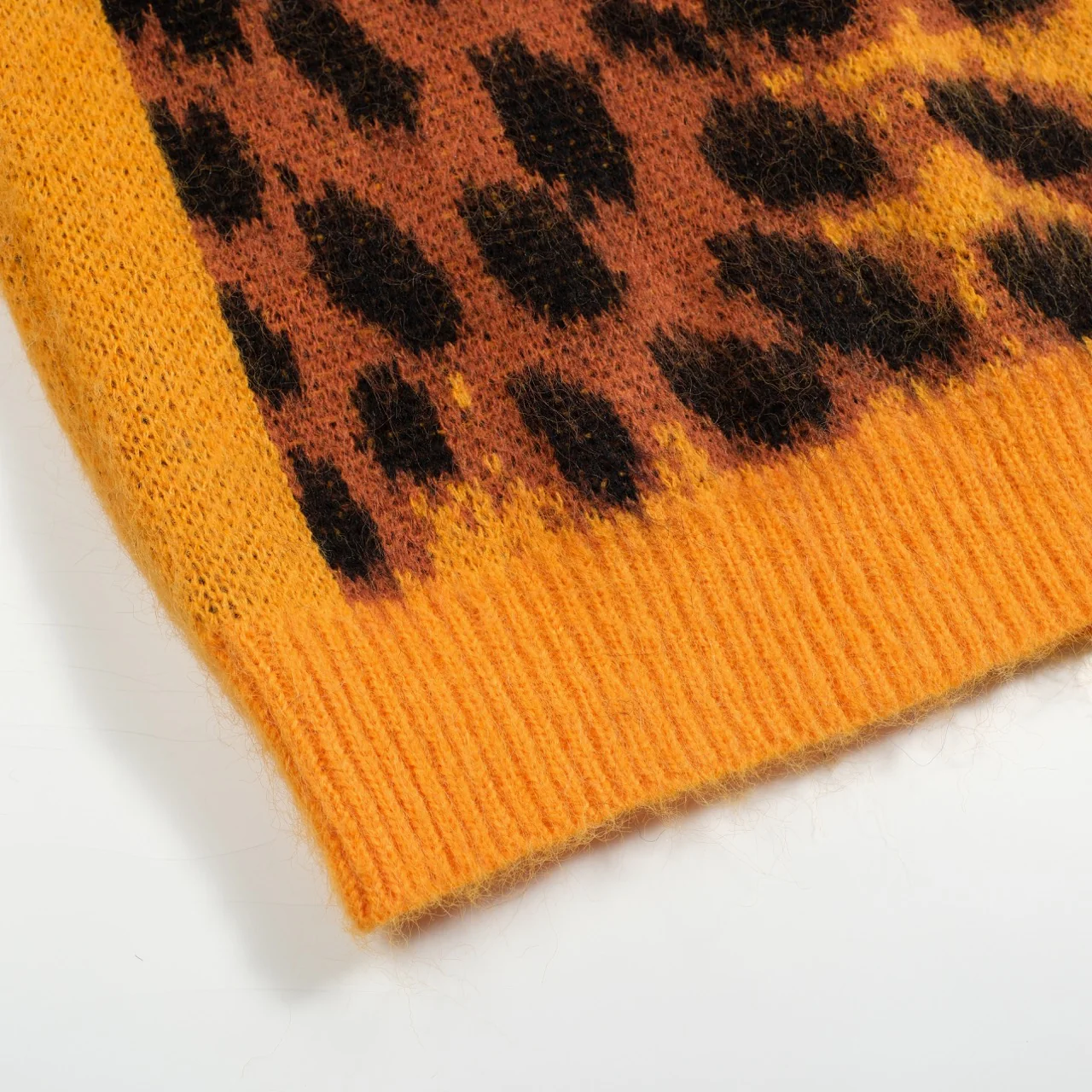 Men's yellow cheetah knitted sweater - Image 5