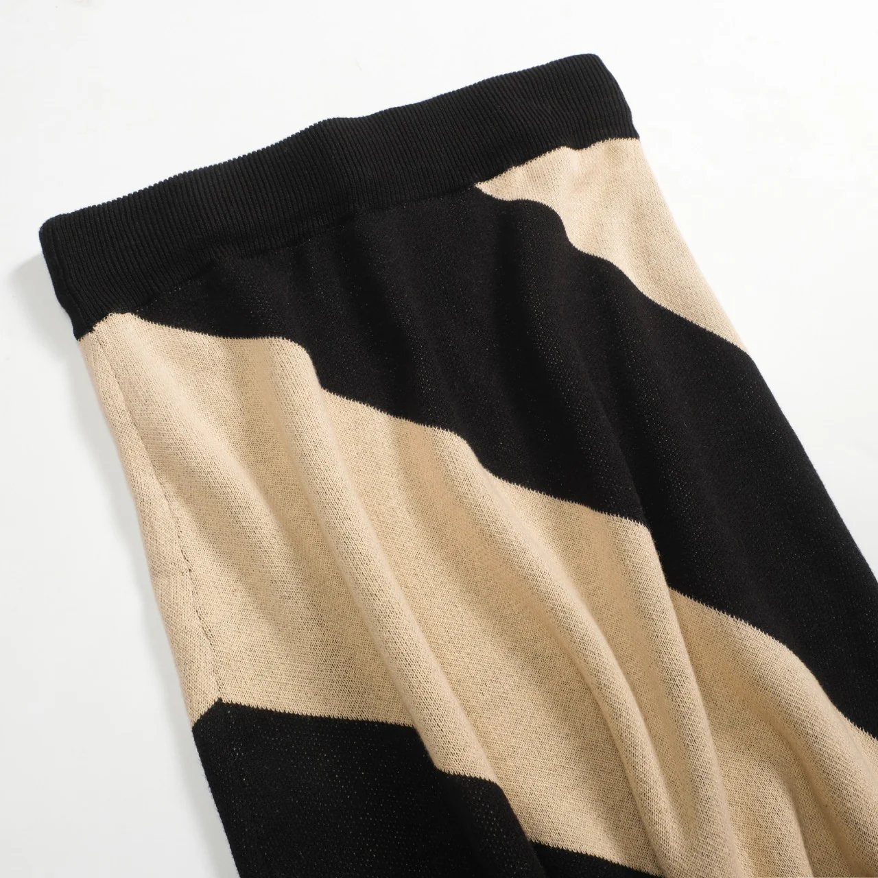 Women's black diagonal stripe jacquard vintage knit skirt - Image 10