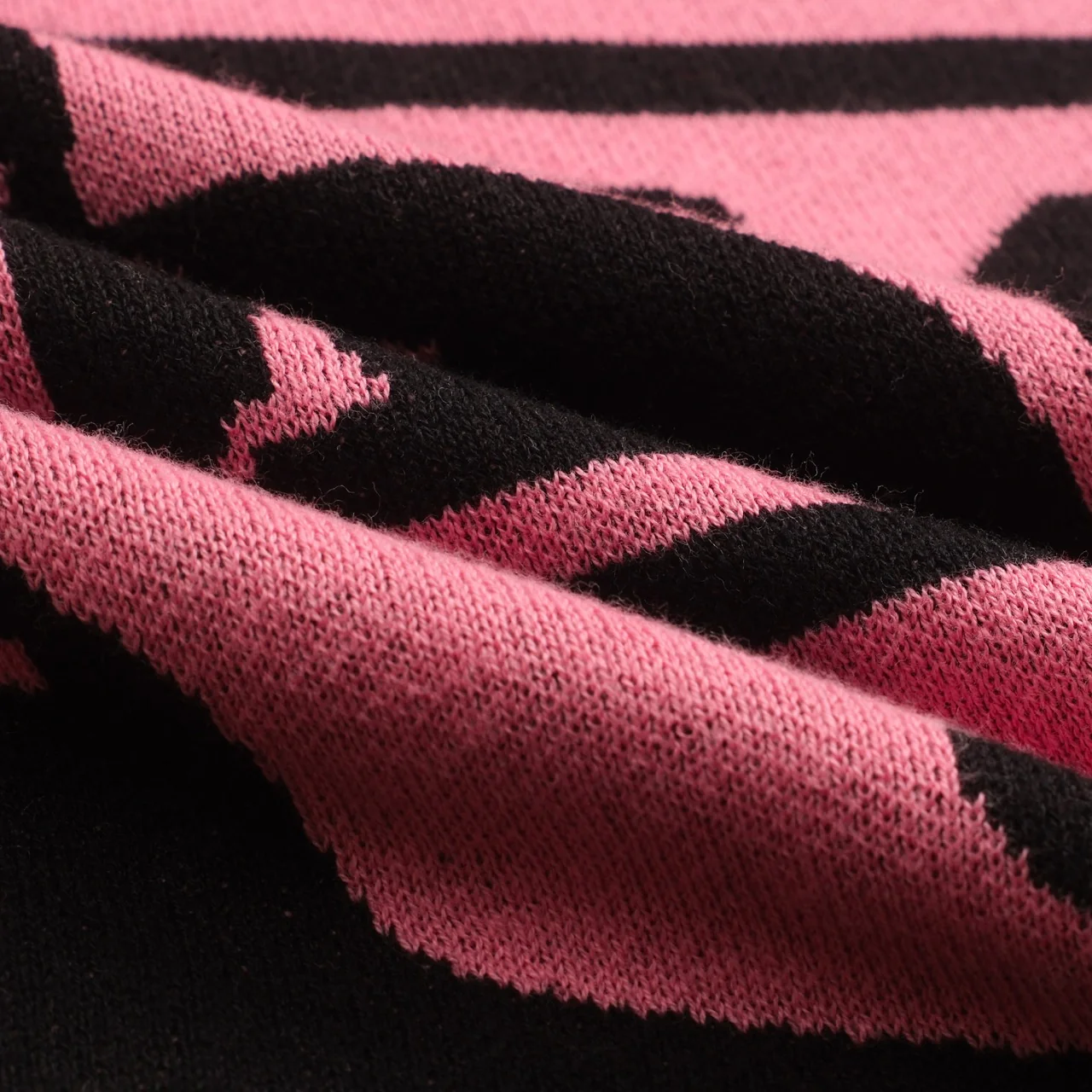 Women's pink retro cat-patterned knitted skirt - Image 8
