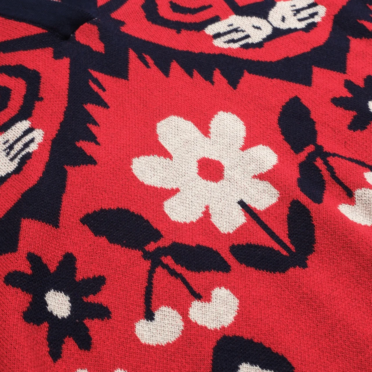 Women's red art jacquard knit V-neck polo shirt - Image 2